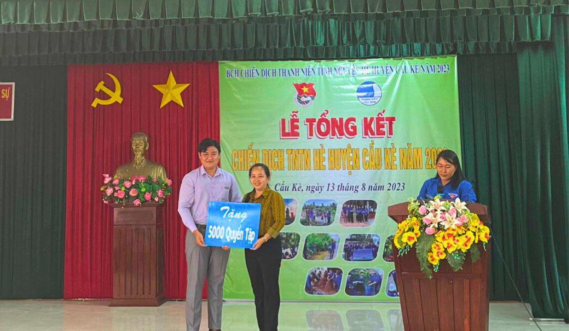NOTE GROUP trao tặng 5000 quyển tập cho học sinh huyện Cầu Kè