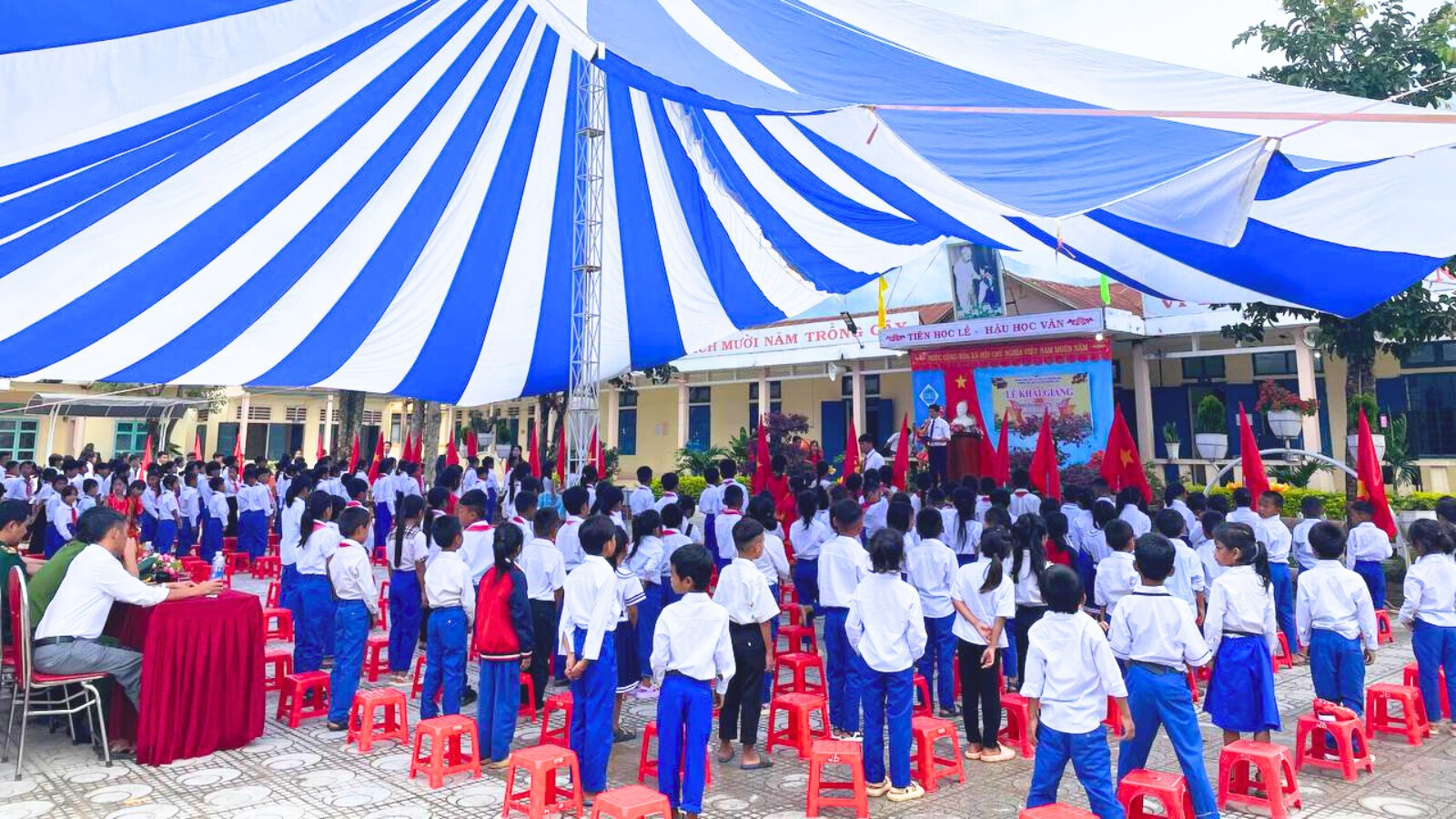 NOTE tham dự lễ khai giải tại Trường Tiểu học và THCS Hướng Việt