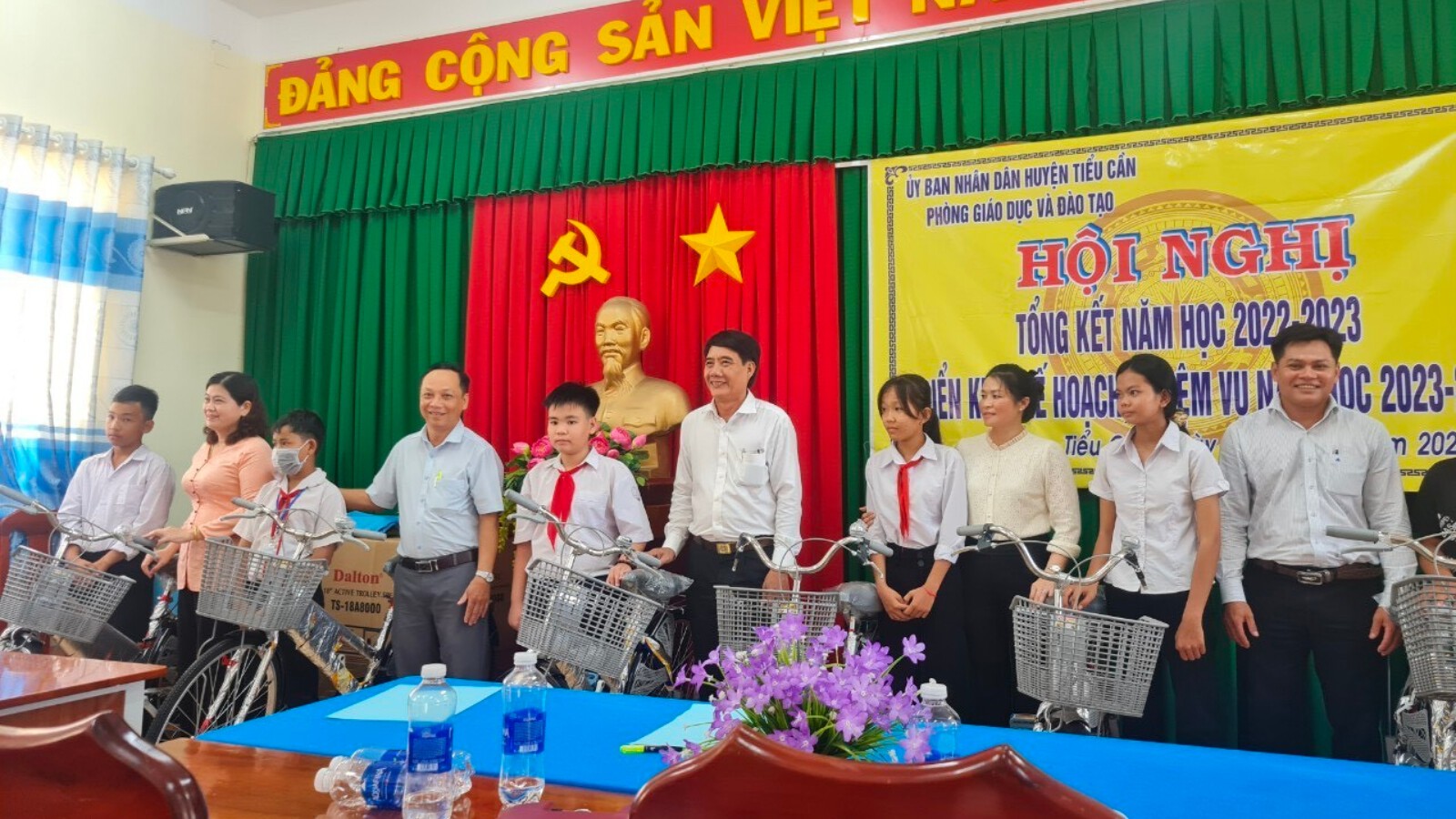 NOTE trao tặng xe đạp cho học sinh trên địa bàn huyện Tiểu Cần