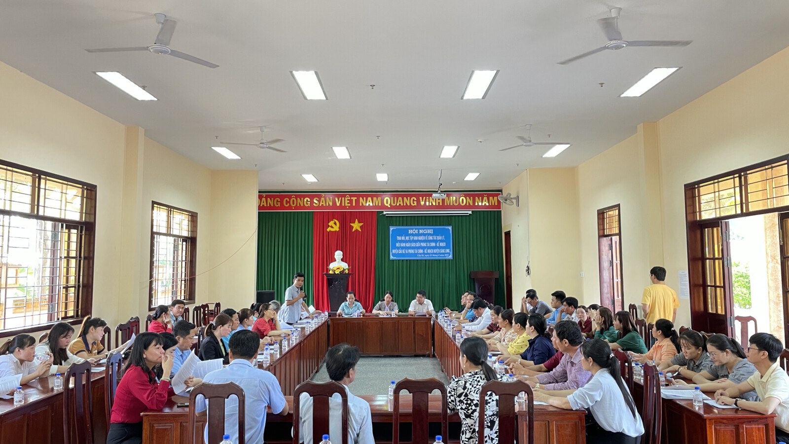Toàn cảnh hội nghị trao đổi, học tập kinh nghiệm về công tác điều hành ngân sách của huyện Càng Long và huyện Cầu Kè