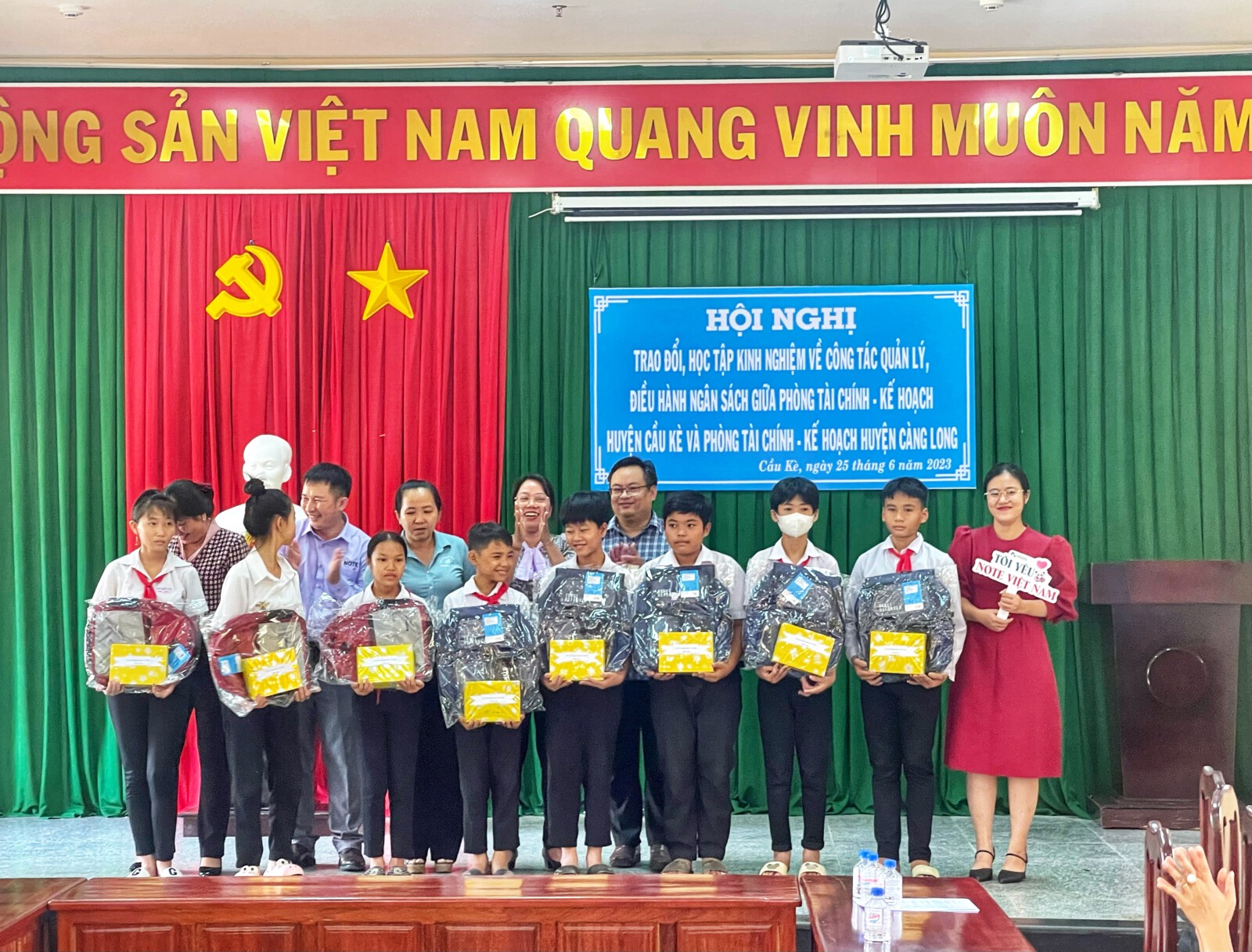 NOTE GROUP tặng quà cho trẻ em tại hội nghị trao đổi, học tập kinh nghiệm về công tác điều hành ngân sách của huyện Càng Long và huyện Cầu Kè